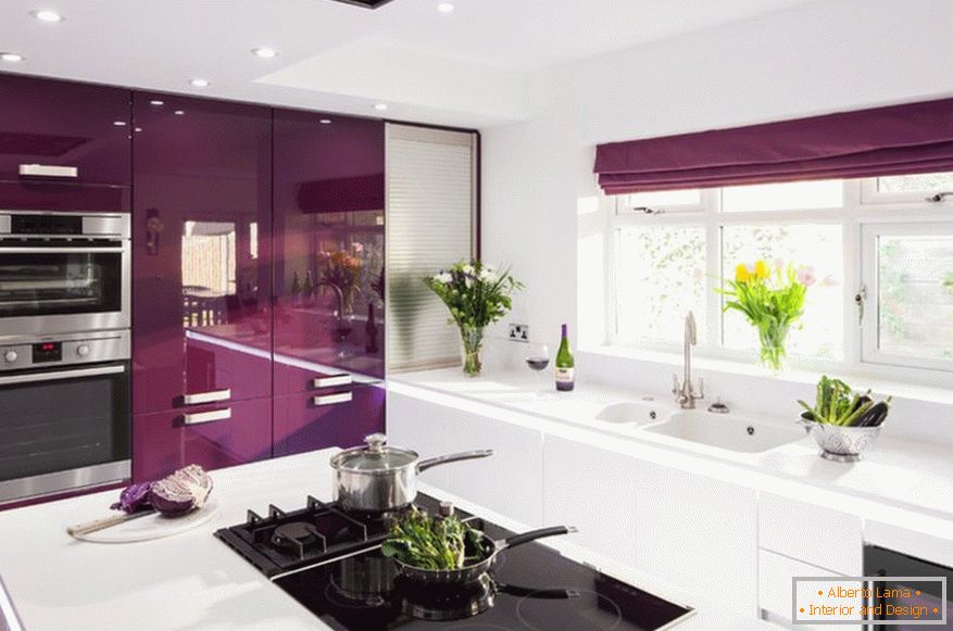 Дизайн просторої фіолетово-білого кухні