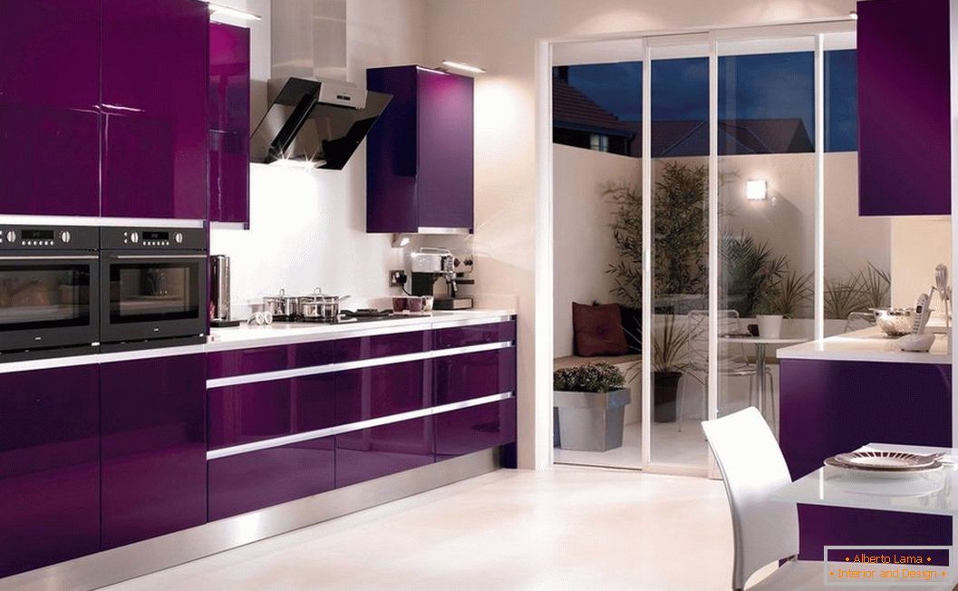 Дизайн фіолетовою кухні со шкафом-купе