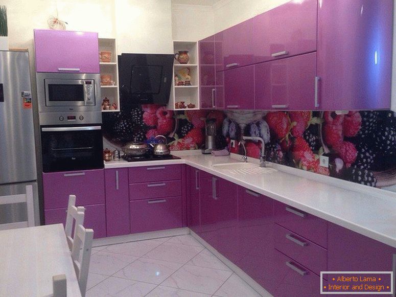 Фіолетова кухня з елементами чорного і білого кольору