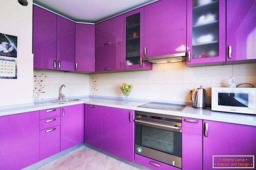 Дизайн кутовий фіолетовою кухні