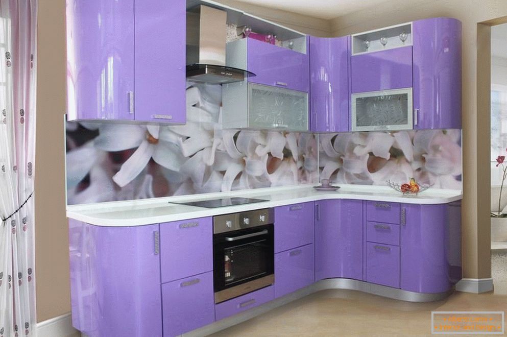 Фіолетова кухня з квітковим топом