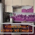Дизайн маленької фіолетовою кухні с цветочными вставками