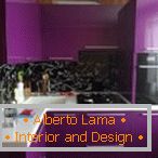 Фіолетовий колір в дизайні невеликої кухні