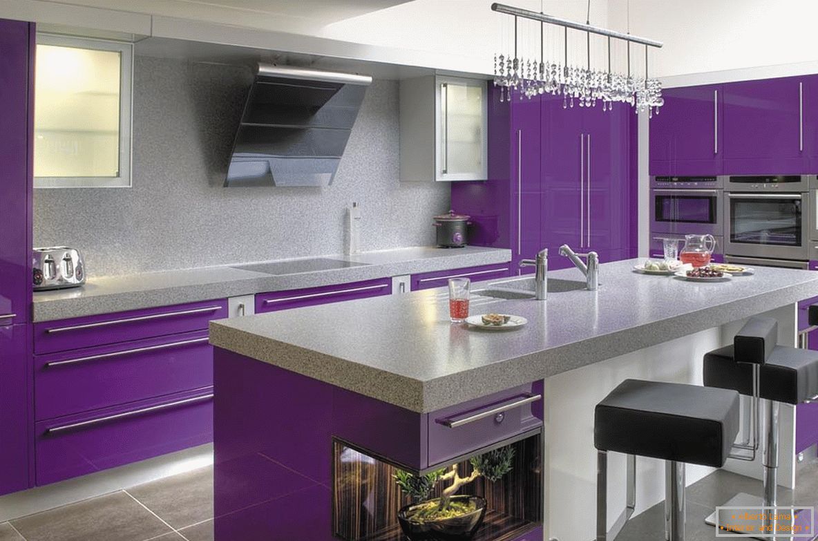 Стильна фіолетова кухня с обеденной зоной