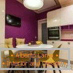 Фіолетово-жовта кухня з обідньою зоною