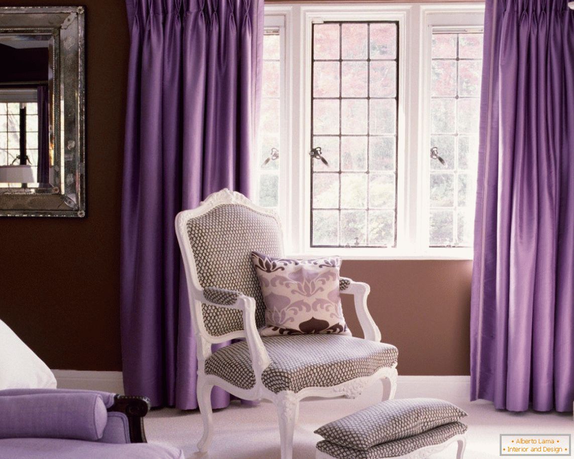 Фіолетові штори на вікні