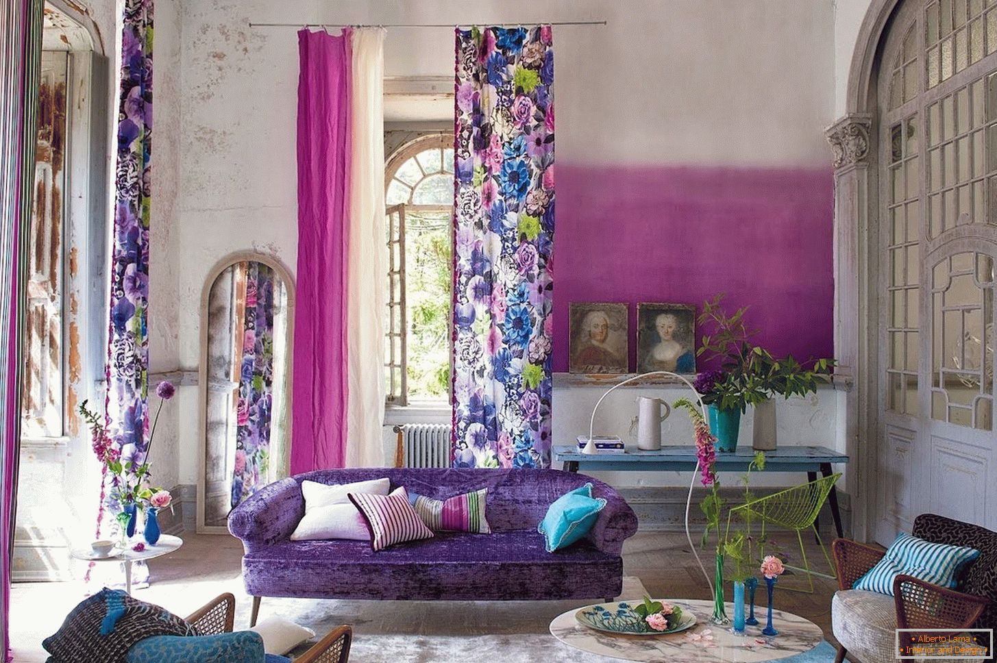 Фіолетовий диван з подушками