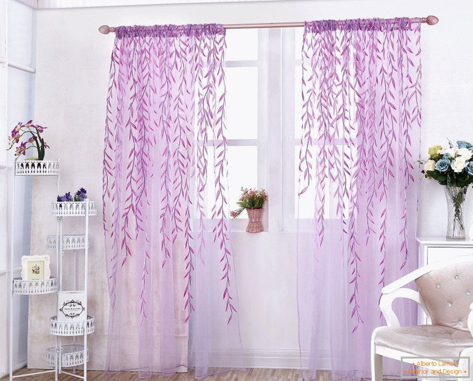 Квітковий принт на фіолетових шторах