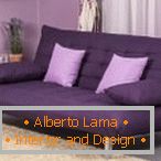 Компактний диван фіолетового кольору