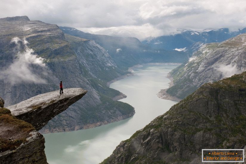 Фото інтерпретації скелі Trolltunga, Норвегія, фотограф Till Hanten