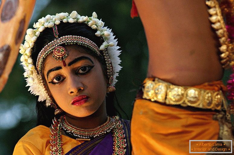 Дівчина в індійських національних кастюмах