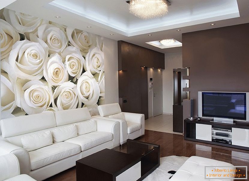 Білі троянди на стіні у вітальні