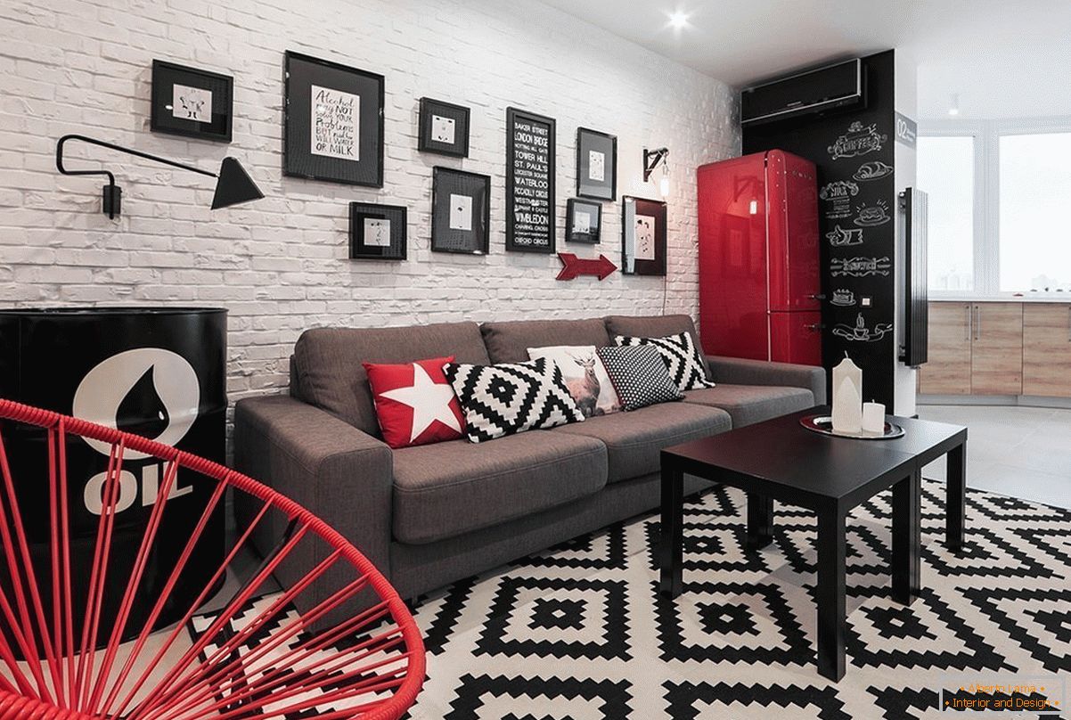 Червоні елементи декору в чорно-білій квартирі студії
