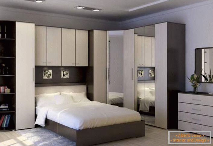 Функціональна кутова стінка для спальні. Правильно спроектоване простір залишається просторим і не захаращені. Місце заощадити дозволяють навісні шафки над ліжком.