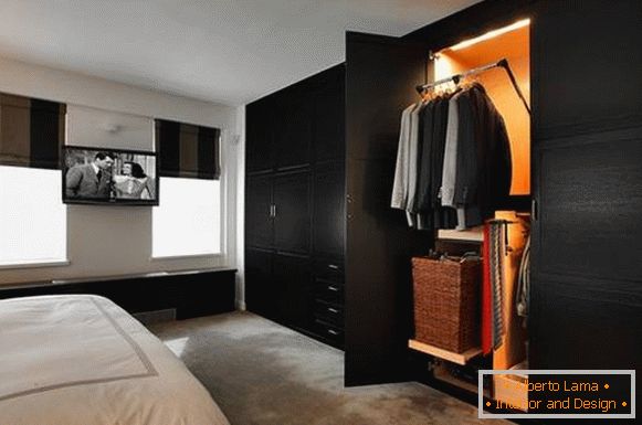 Невелика гардеробна в спальні - добірка 25 фото