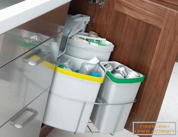 Як розмістити відро для сміття на кухні