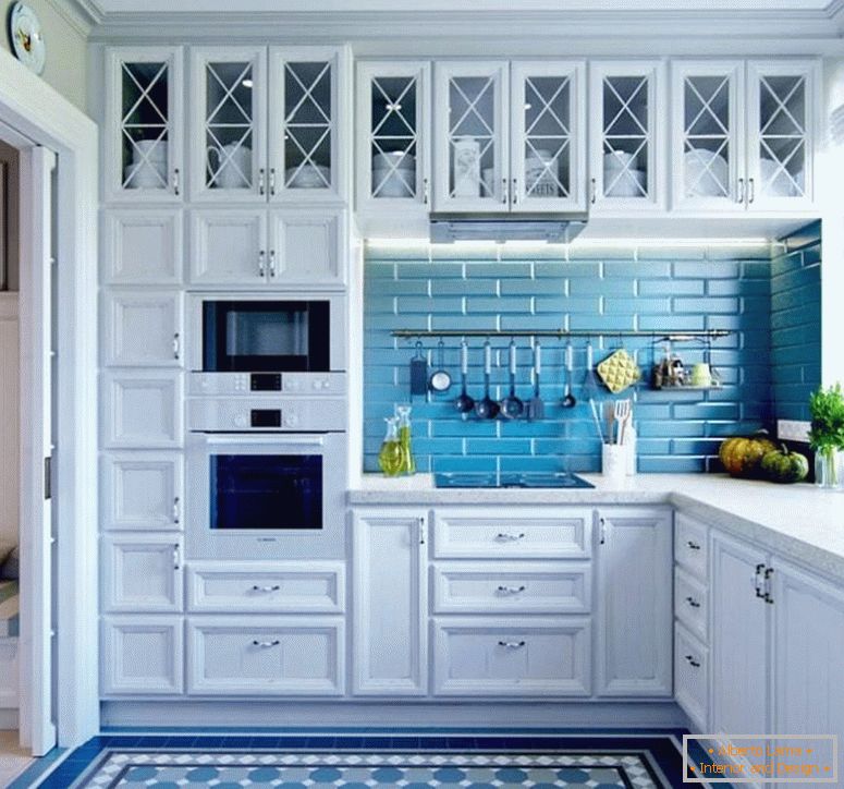Кухня зі стінами і підлогою блакитного кольору