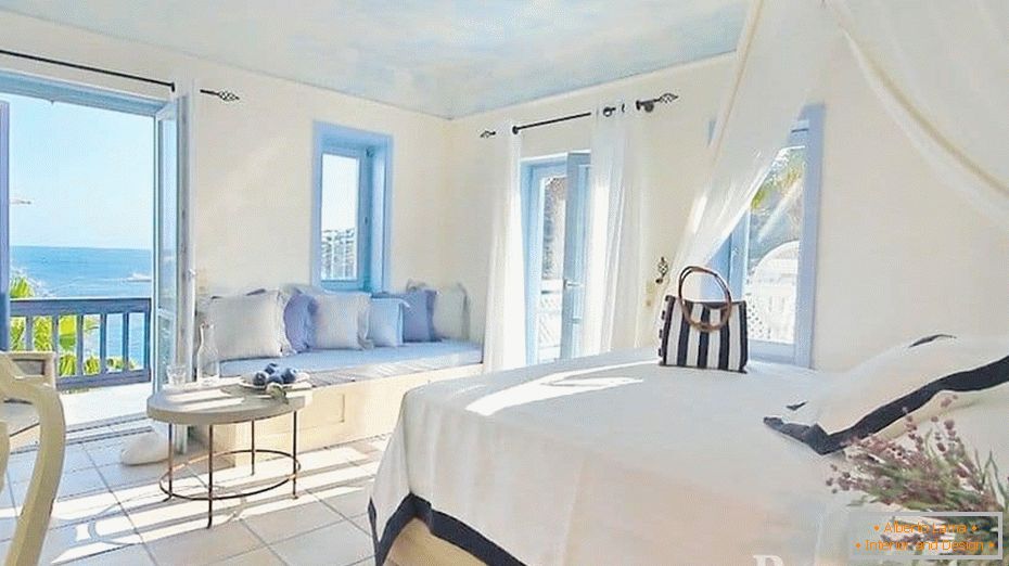 Дуже світла спальня в грецькому стилі з панорамними вікнами