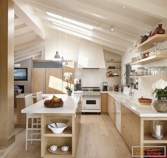 Кухня на мансардному поверсі організована відповідно до вимог скандинавського стилю. Незвичайне розташування вікон відмінний доступ денного світла. 