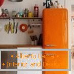 Інтер'єр з помаранчевим холодильником