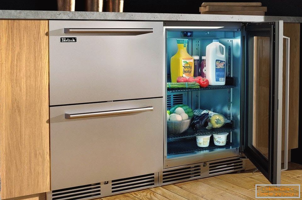 Холодильник під робочою зоною на кухні