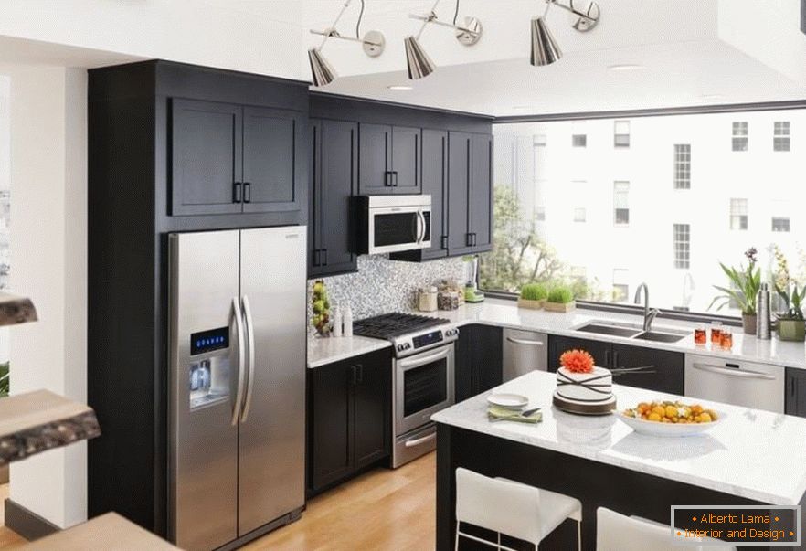 Поєднання сталевого холодильника і темних меблів на кухні