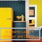 Поєднання сірої стіни і жовтого холодильника