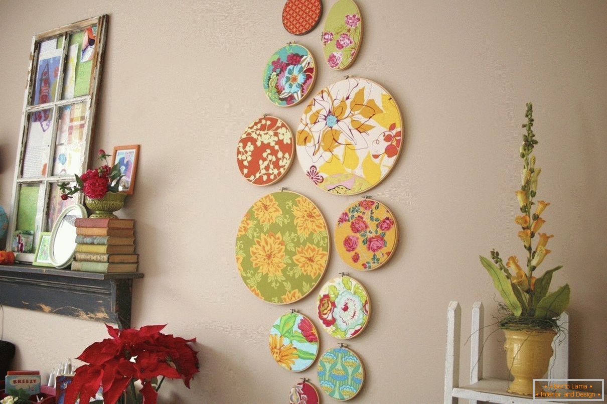 Декоративні тарілки на стіні