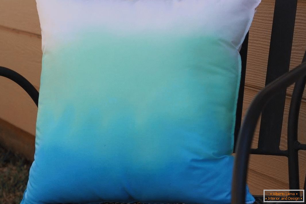 різнобарвна подушка