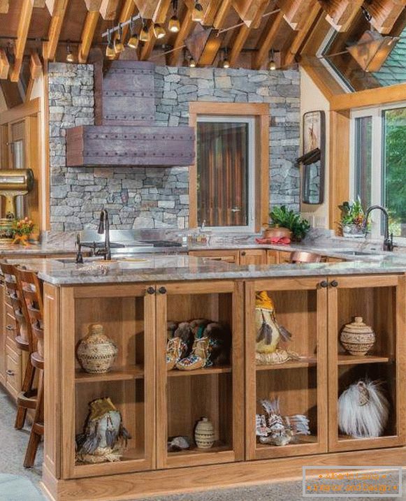 Шикарний кухонний острів з декором на полицях