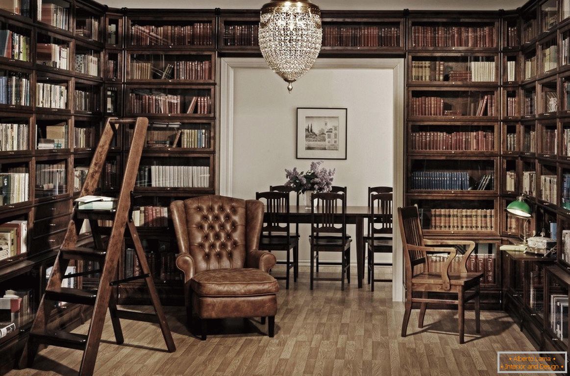 Домашня бібліотека з дерев'яними шафами
