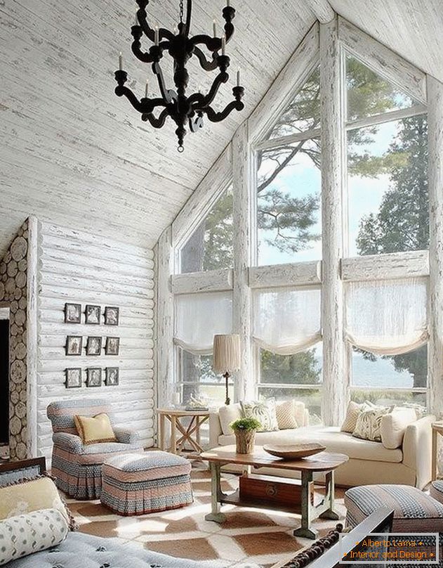 Біла вітальня дерев'яного будинку