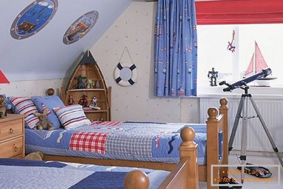 цікавий інтер'єр дитячої спальні для хлопчиків в мансарді