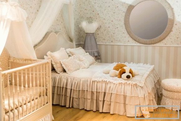 інтер'єр маленької спальні з дитячим ліжечком