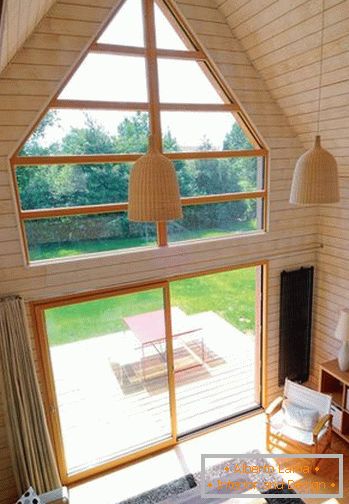 Скляне вікно і двері в маленькому дерев'яному будинку