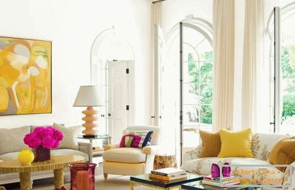 Жовто-рожевий інтер'єр вітальні - фото в сучасному стилі