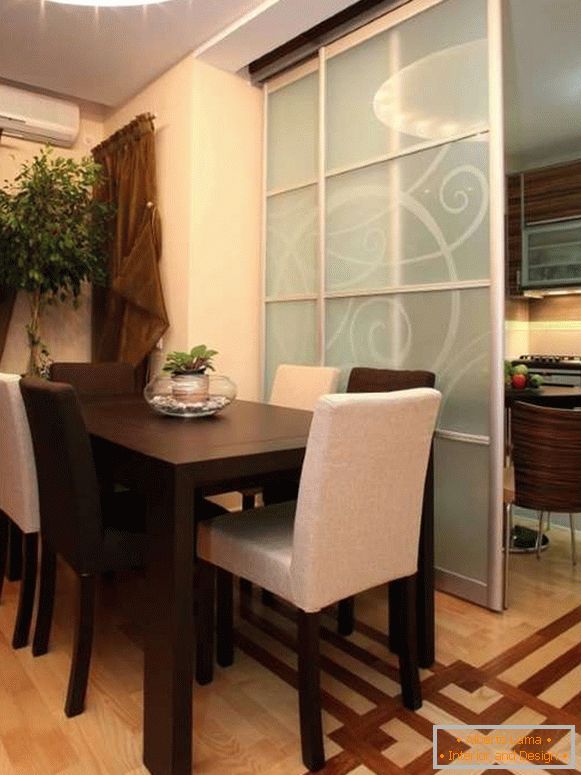 Скляні перегородки між кухнею і їдальнею вітальні в приватному будинку