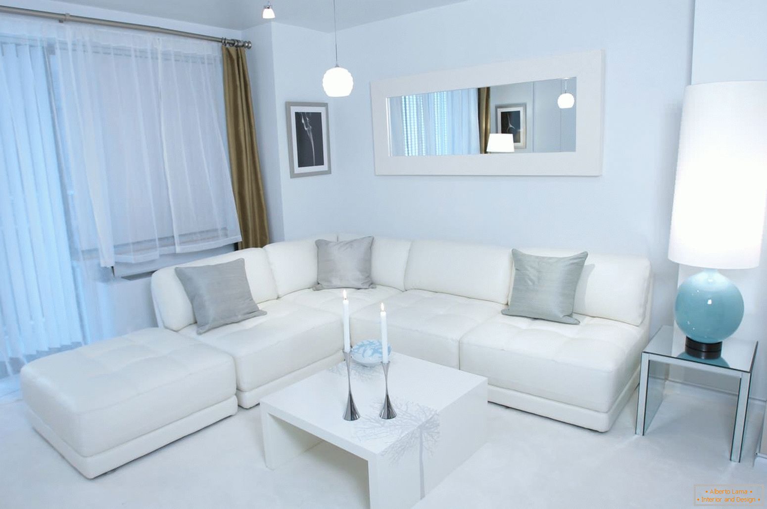Білий кутовий диван з сірими подушками