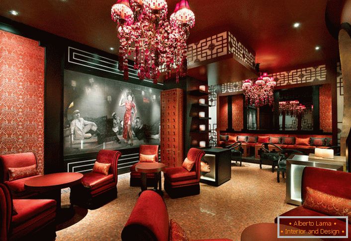 Китайська вітальня-переважання теракотового кольору, ліхтарики, чорне дерево.