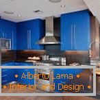 Яскравий відтінок синього в інтер'єрі кухні