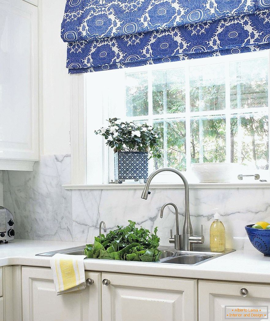 Синій текстиль на кухні