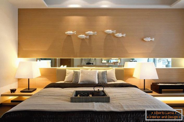 У відповідністю зі стилем модерн для спальні була підібрана лаконічна меблі зі світлого дерева. Скромна оформлення спальні робить інтер'єр дешевим і непоказним. 