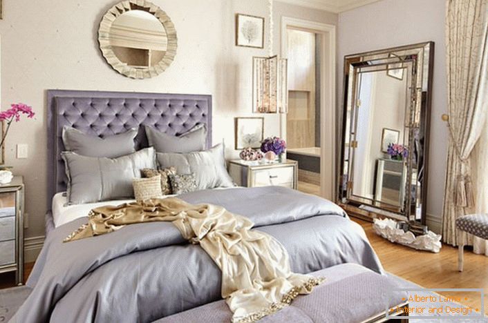 Стильний дизайн помпезною спальні в стилі модерн. Хоч подібний розмах не властивий стилю, інтер'єр виглядає елегантно і ефектно. 