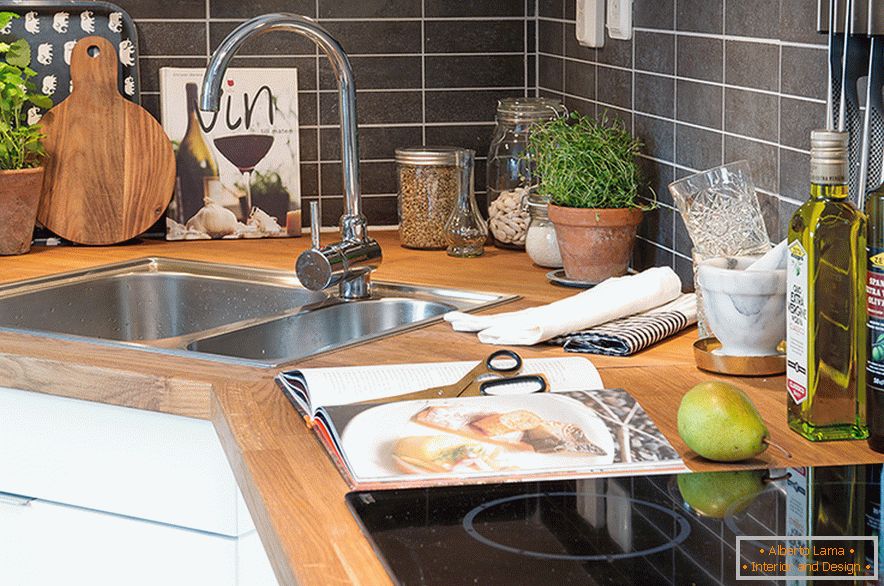 Дизайн кухні затишної мансарди в шведському місті