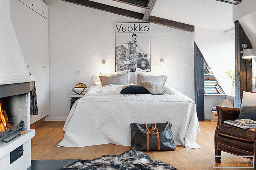 Ліжко в інтер'єрі затишної мансарди в шведському місті