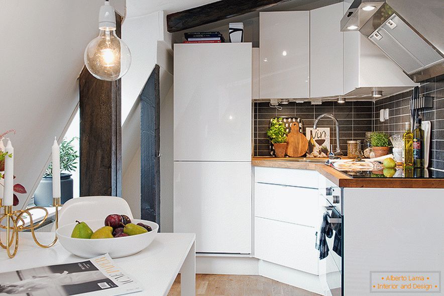 Кухонна зона в дизайні затишної мансарди в шведському місті