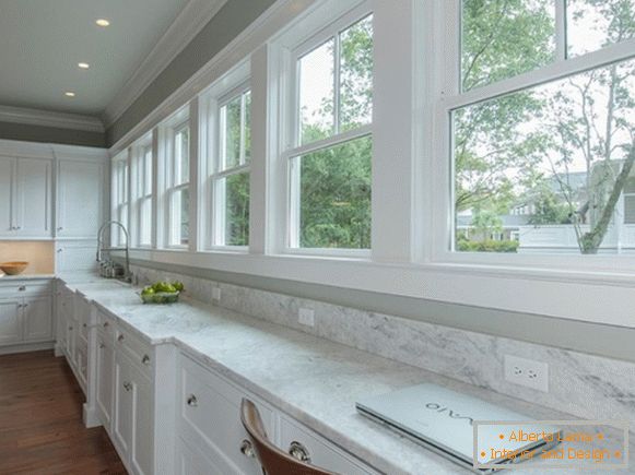 Дизайн вікон в приватному будинку - фото кухні