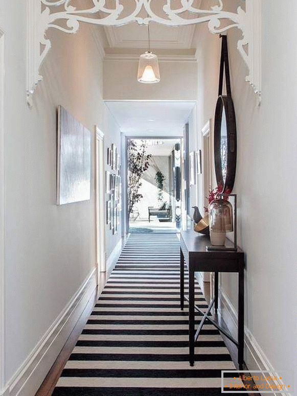 Дизайн вузького довгого коридору в квартирі з килимовою доріжкою