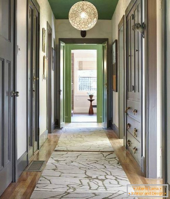 Стильний вузький коридор - фото з зеленим стелею
