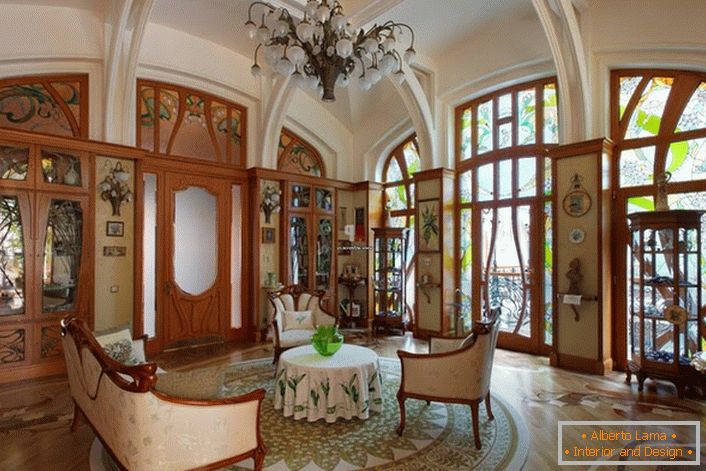 Вітальня в великому будинку іспанської сім'ї оформлена в модерн стилі. Затишна кімната для вечірніх посиденьок в колі друзів або сім'ї.